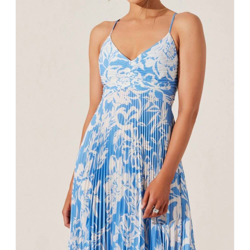 NEW ASTR floral blythe dress in blue - Picture 4 of 4